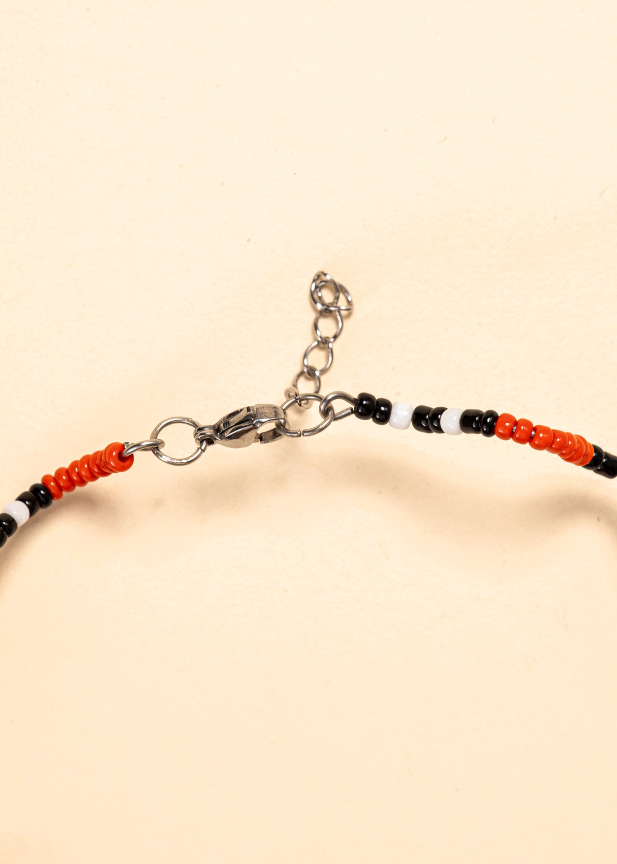 Os colares e gargantilhas indígenas de miçangas ou sementes são jóias feitas por mulheres, carregadas de força ancestral. Conheça as artes feitas à mão e confira a beleza do artesanato indígena. Confira os colares com desconto no nosso Bazar!