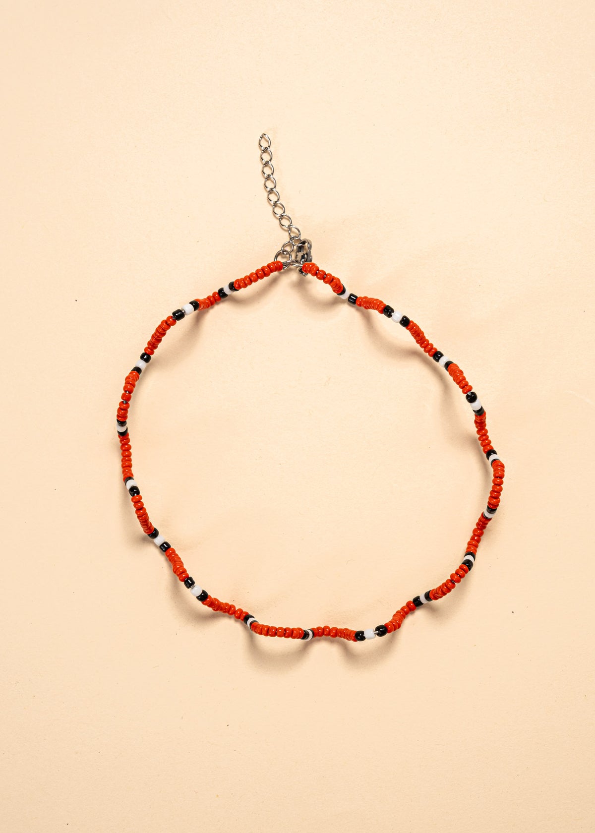 Os colares e gargantilhas indígenas de miçangas ou sementes são jóias feitas por mulheres, carregadas de força ancestral. Conheça as artes feitas à mão e confira a beleza do artesanato indígena. Confira os colares com desconto no nosso Bazar!