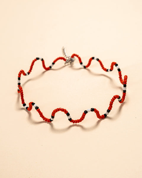 Os colares e gargantilhas indígenas de miçangas ou sementes são jóias feitas por mulheres, carregadas de força ancestral. Conheça as artes feitas à mão e confira a beleza do artesanato indígena. Confira os colares com desconto no nosso Bazar!