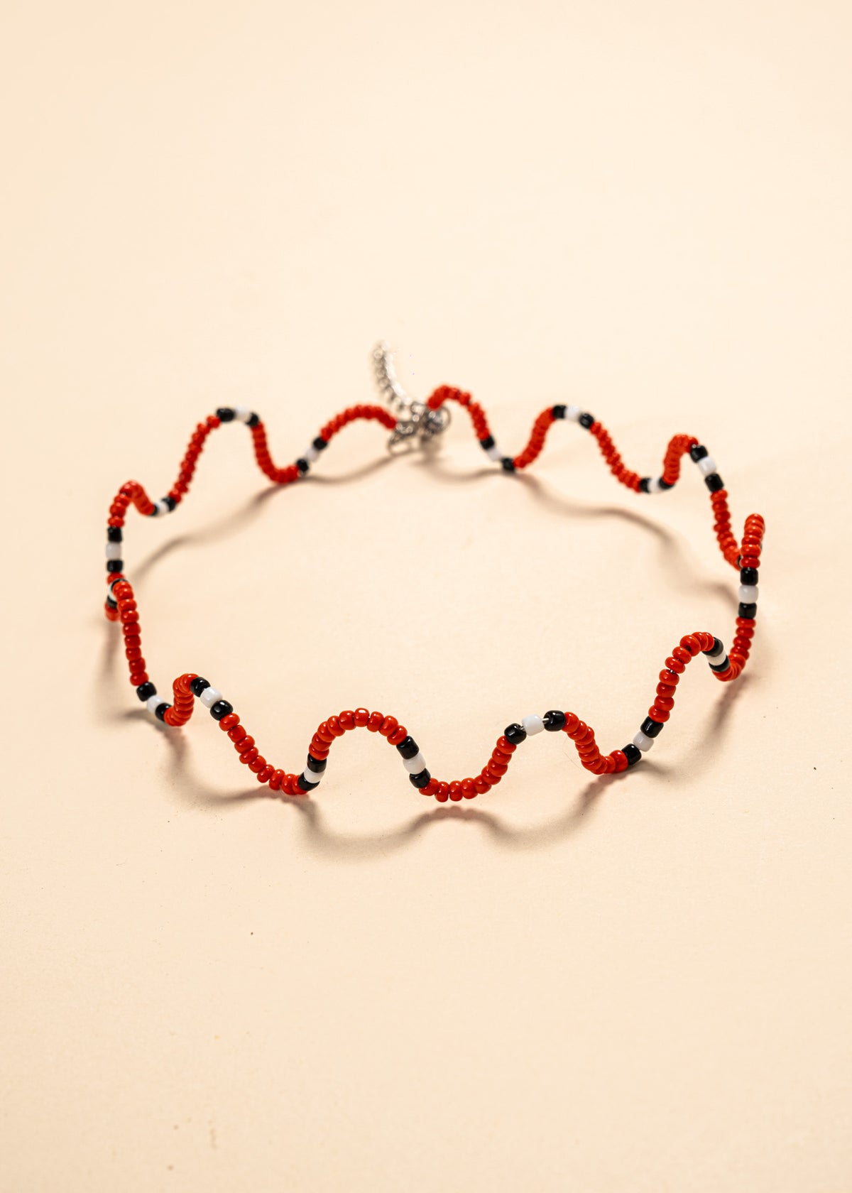 Os colares e gargantilhas indígenas de miçangas ou sementes são jóias feitas por mulheres, carregadas de força ancestral. Conheça as artes feitas à mão e confira a beleza do artesanato indígena. Confira os colares com desconto no nosso Bazar!