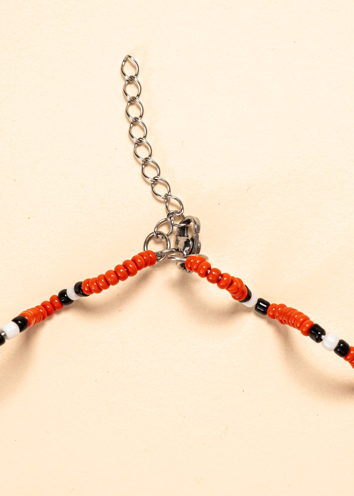 Os colares e gargantilhas indígenas de miçangas ou sementes são jóias feitas por mulheres, carregadas de força ancestral. Conheça as artes feitas à mão e confira a beleza do artesanato indígena. Confira os colares com desconto no nosso Bazar!