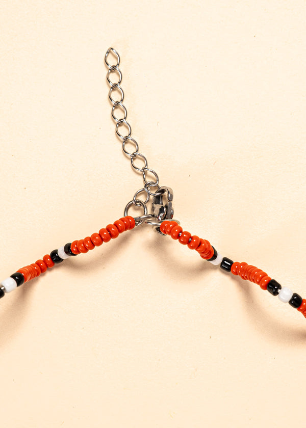 Os colares e gargantilhas indígenas de miçangas ou sementes são jóias feitas por mulheres, carregadas de força ancestral. Conheça as artes feitas à mão e confira a beleza do artesanato indígena. Confira os colares com desconto no nosso Bazar!