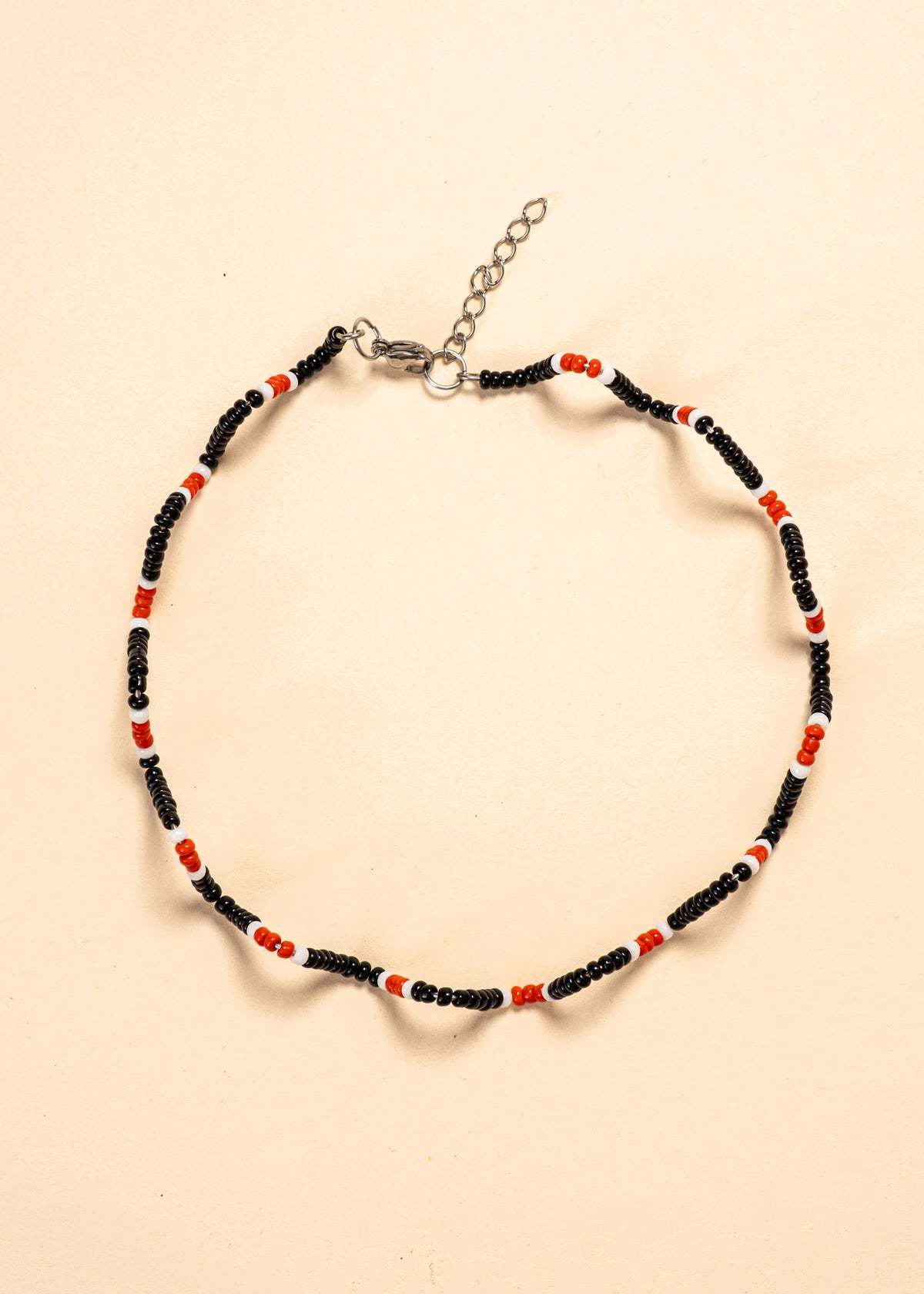 Os colares e gargantilhas indígenas de miçangas e sementes são jóias feitas por mulheres, carregadas de força ancestral. Conheça as artes feitas à mão e confira a beleza do artesanato indígena. Confira os colares com desconto no nosso Bazar!