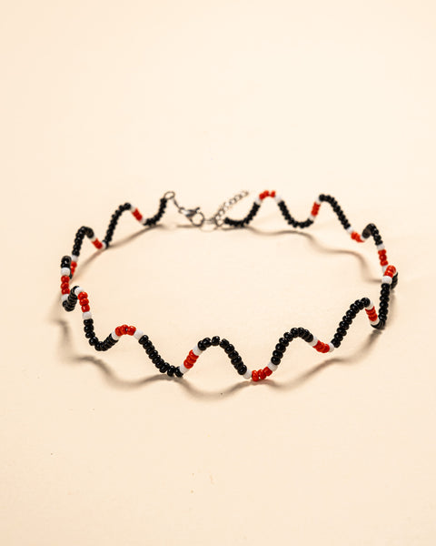 Os colares e gargantilhas indígenas de miçangas e sementes são jóias feitas por mulheres, carregadas de força ancestral. Conheça as artes feitas à mão e confira a beleza do artesanato indígena. Confira os colares com desconto no nosso Bazar!