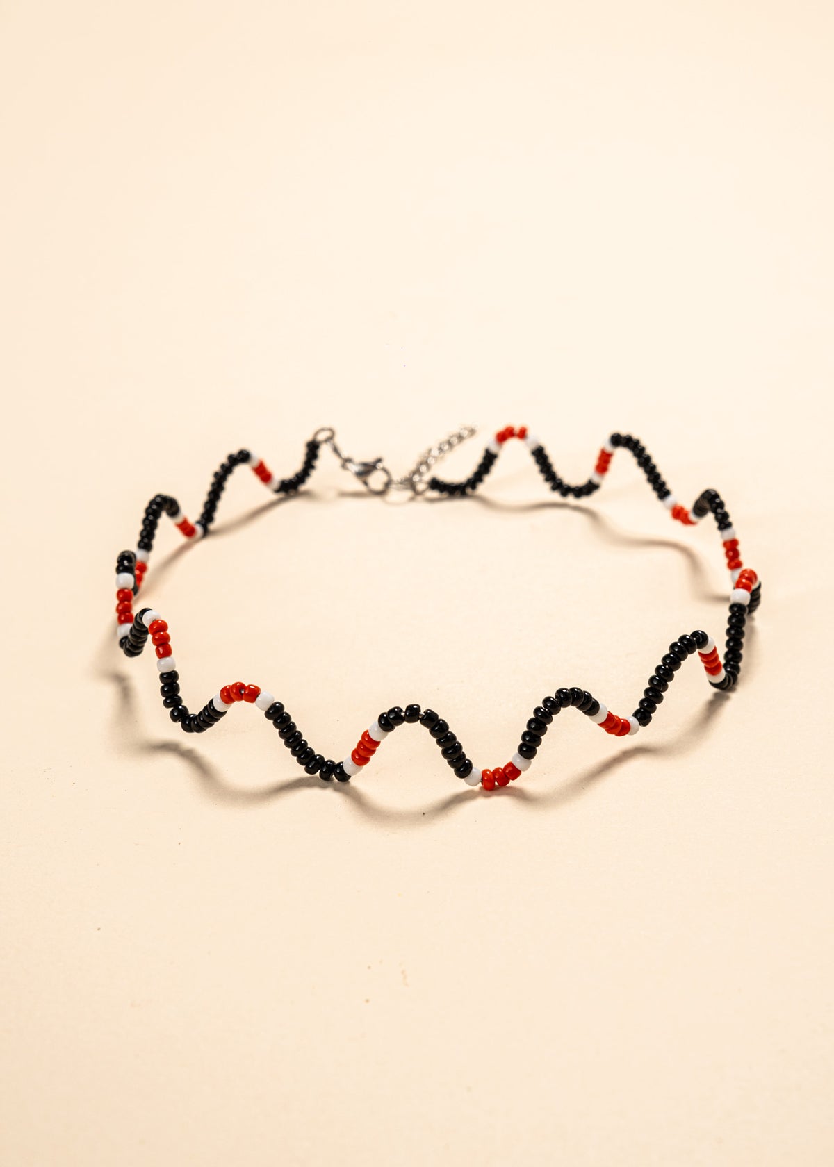 Os colares e gargantilhas indígenas de miçangas e sementes são jóias feitas por mulheres, carregadas de força ancestral. Conheça as artes feitas à mão e confira a beleza do artesanato indígena. Confira os colares com desconto no nosso Bazar!