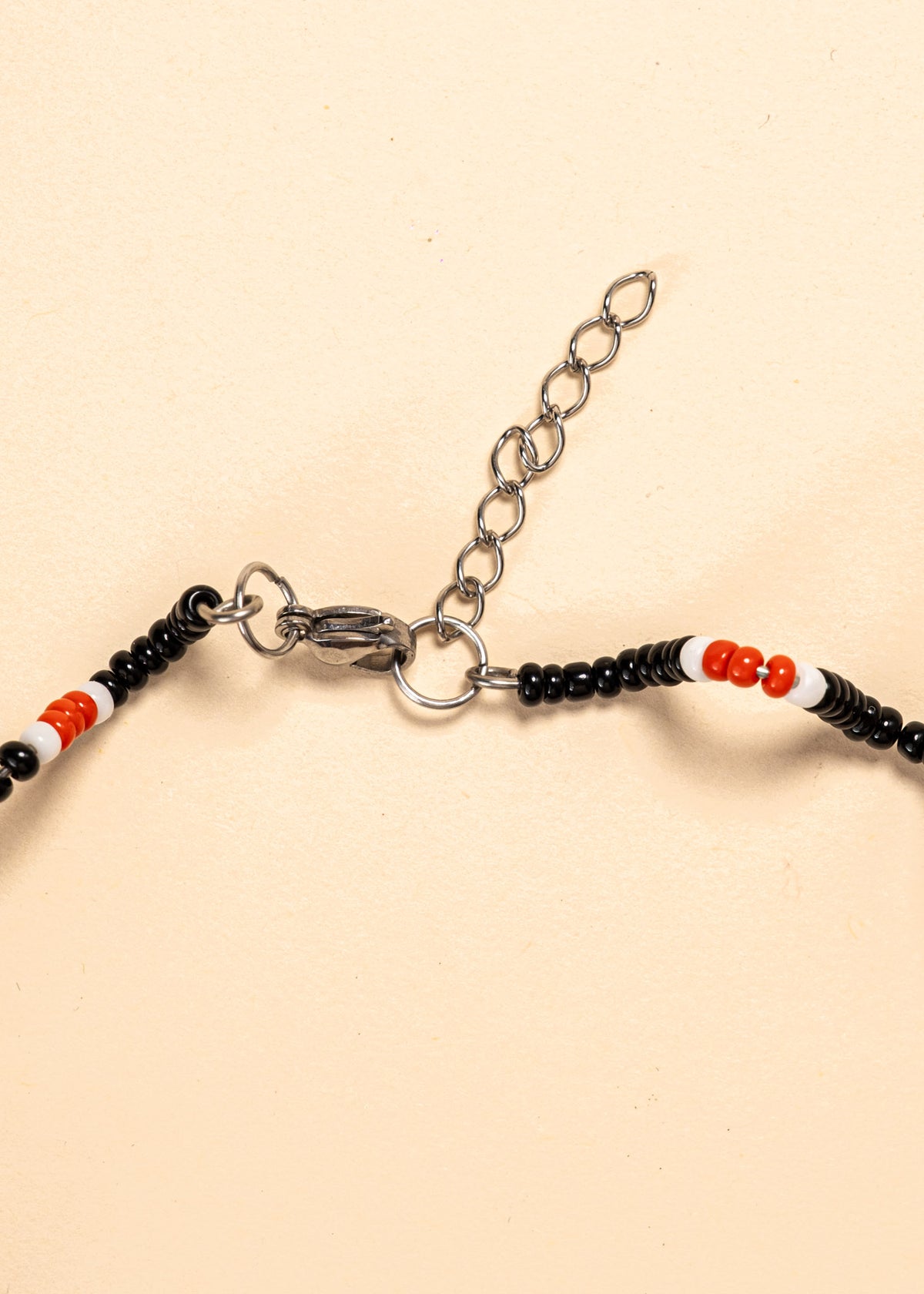 Os colares e gargantilhas indígenas de miçangas e sementes são jóias feitas por mulheres, carregadas de força ancestral. Conheça as artes feitas à mão e confira a beleza do artesanato indígena. Confira os colares com desconto no nosso Bazar!