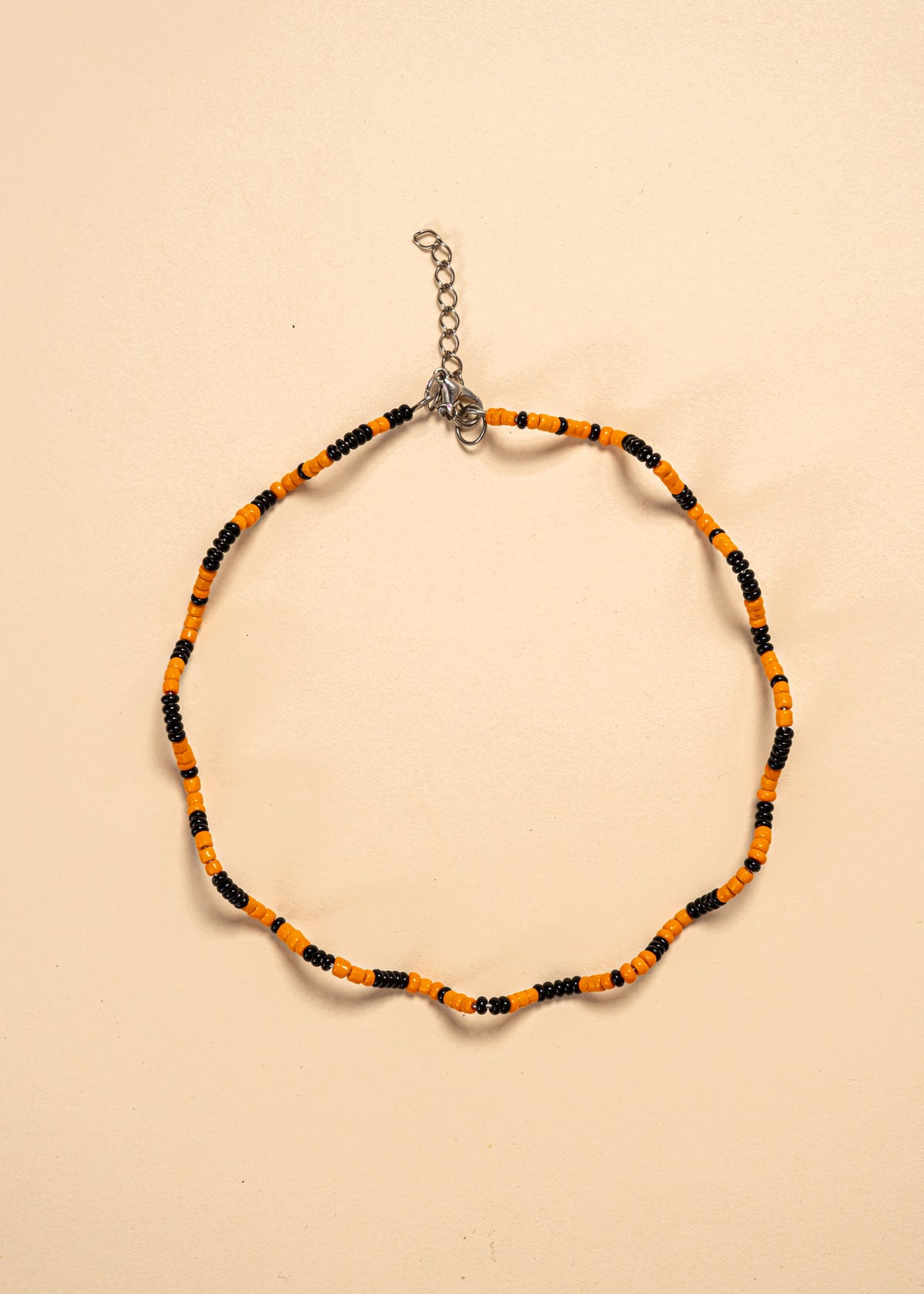 Os colares e gargantilhas indígenas de miçangas ou sementes são jóias feitas por mulheres, carregadas de força ancestral. Conheça as artes feitas à mão e confira a beleza do artesanato indígena. Confira os colares com desconto no nosso Bazar!
