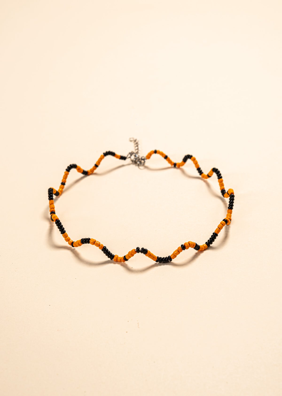 Os colares e gargantilhas indígenas de miçangas ou sementes são jóias feitas por mulheres, carregadas de força ancestral. Conheça as artes feitas à mão e confira a beleza do artesanato indígena. Confira os colares com desconto no nosso Bazar!
