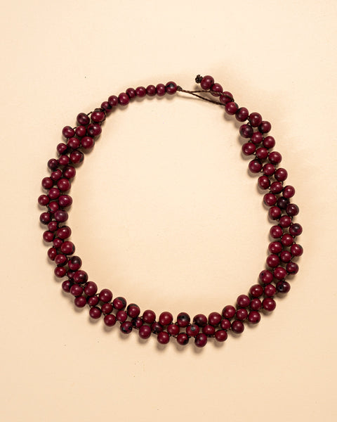 Os colares e gargantilhas indígenas de miçangas ou sementes são jóias feitas por mulheres, carregadas de força ancestral. Conheça as artes feitas à mão e confira a beleza do artesanato indígena. Confira os colares com desconto no nosso Bazar!