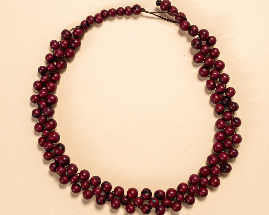 Os colares e gargantilhas indígenas de miçangas ou sementes são jóias feitas por mulheres, carregadas de força ancestral. Conheça as artes feitas à mão e confira a beleza do artesanato indígena. Confira os colares com desconto no nosso Bazar!