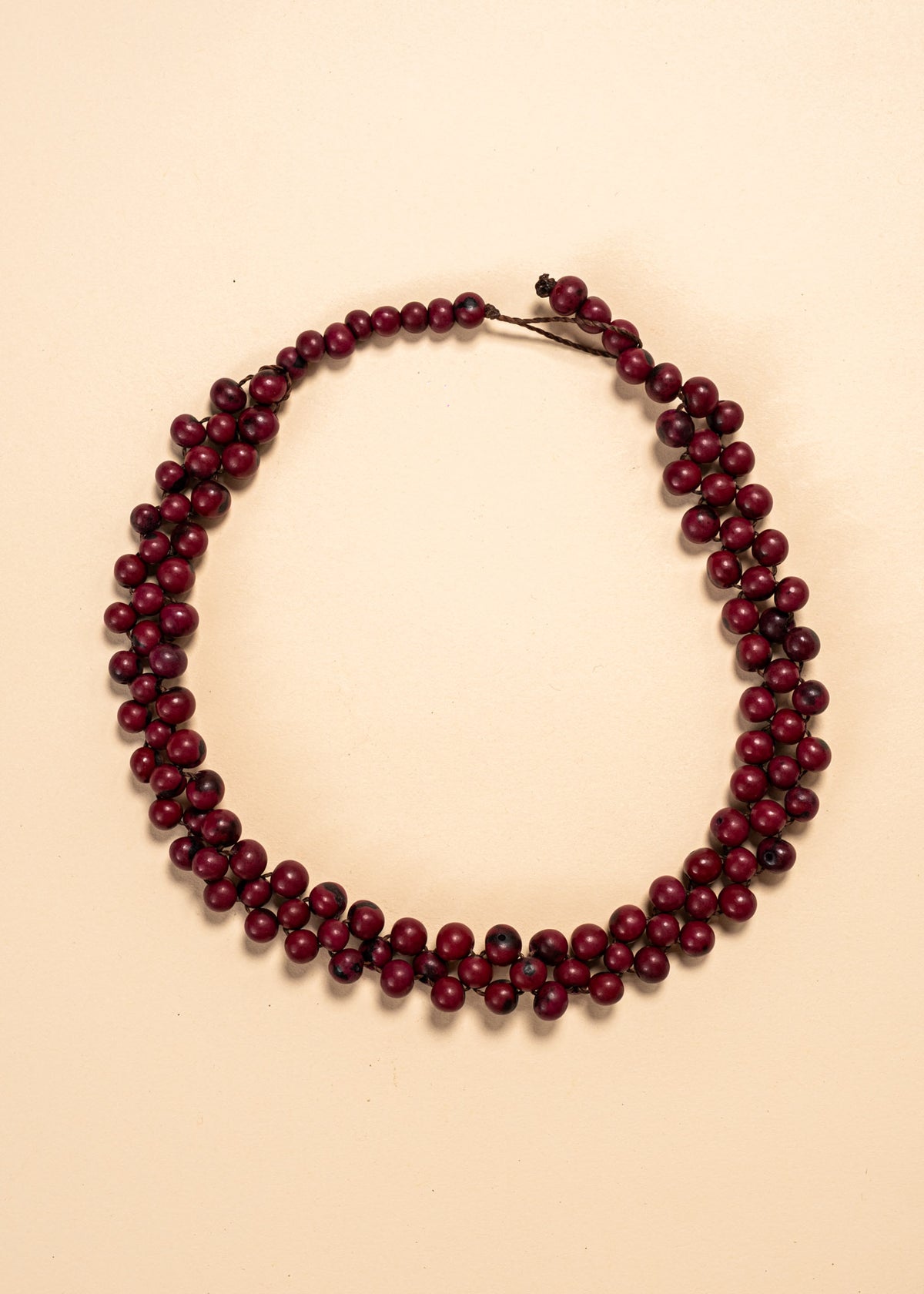 Os colares e gargantilhas indígenas de miçangas ou sementes são jóias feitas por mulheres, carregadas de força ancestral. Conheça as artes feitas à mão e confira a beleza do artesanato indígena. Confira os colares com desconto no nosso Bazar!