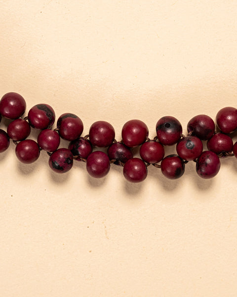 Os colares e gargantilhas indígenas de miçangas ou sementes são jóias feitas por mulheres, carregadas de força ancestral. Conheça as artes feitas à mão e confira a beleza do artesanato indígena. Confira os colares com desconto no nosso Bazar!