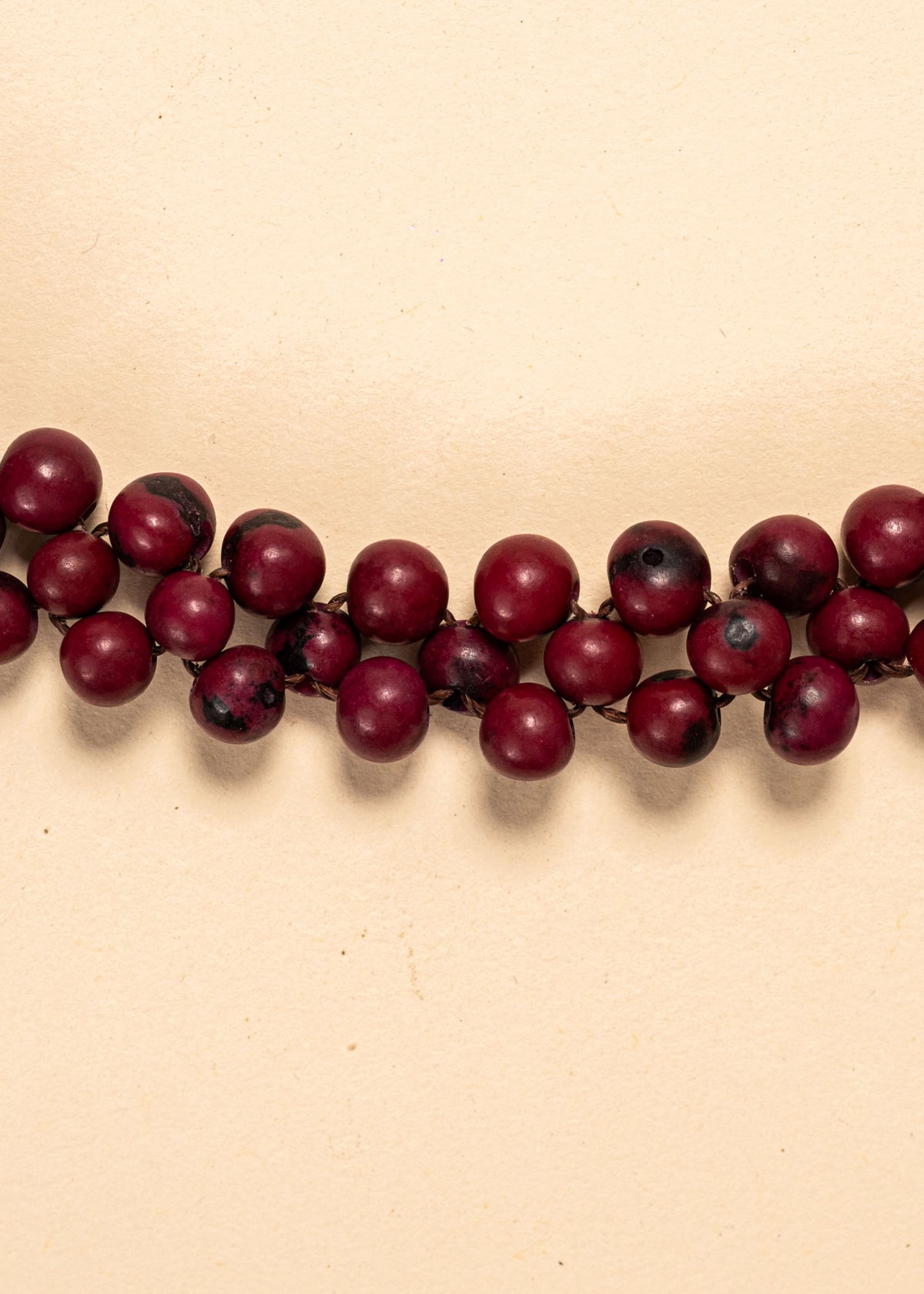 Os colares e gargantilhas indígenas de miçangas ou sementes são jóias feitas por mulheres, carregadas de força ancestral. Conheça as artes feitas à mão e confira a beleza do artesanato indígena. Confira os colares com desconto no nosso Bazar!