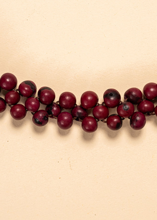 Os colares e gargantilhas indígenas de miçangas ou sementes são jóias feitas por mulheres, carregadas de força ancestral. Conheça as artes feitas à mão e confira a beleza do artesanato indígena. Confira os colares com desconto no nosso Bazar!