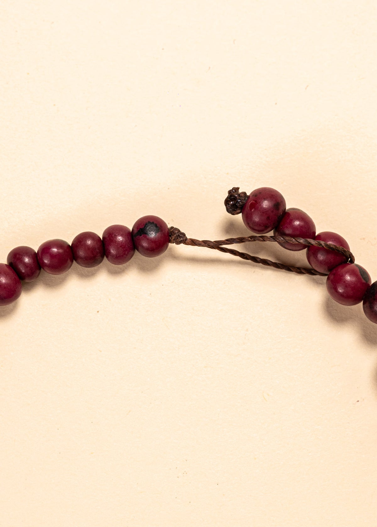 Os colares e gargantilhas indígenas de miçangas ou sementes são jóias feitas por mulheres, carregadas de força ancestral. Conheça as artes feitas à mão e confira a beleza do artesanato indígena. Confira os colares com desconto no nosso Bazar!