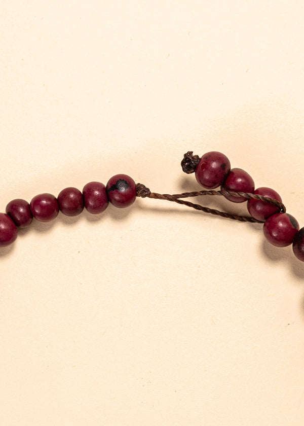 Os colares e gargantilhas indígenas de miçangas ou sementes são jóias feitas por mulheres, carregadas de força ancestral. Conheça as artes feitas à mão e confira a beleza do artesanato indígena. Confira os colares com desconto no nosso Bazar!