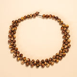 Os colares e gargantilhas indígenas de miçangas ou sementes são jóias feitas por mulheres, carregadas de força ancestral. Conheça as artes feitas à mão e confira a beleza do artesanato indígena. Confira os colares com desconto no nosso Bazar!