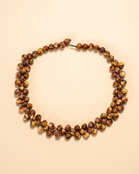 Os colares e gargantilhas indígenas de miçangas ou sementes são jóias feitas por mulheres, carregadas de força ancestral. Conheça as artes feitas à mão e confira a beleza do artesanato indígena. Confira os colares com desconto no nosso Bazar!