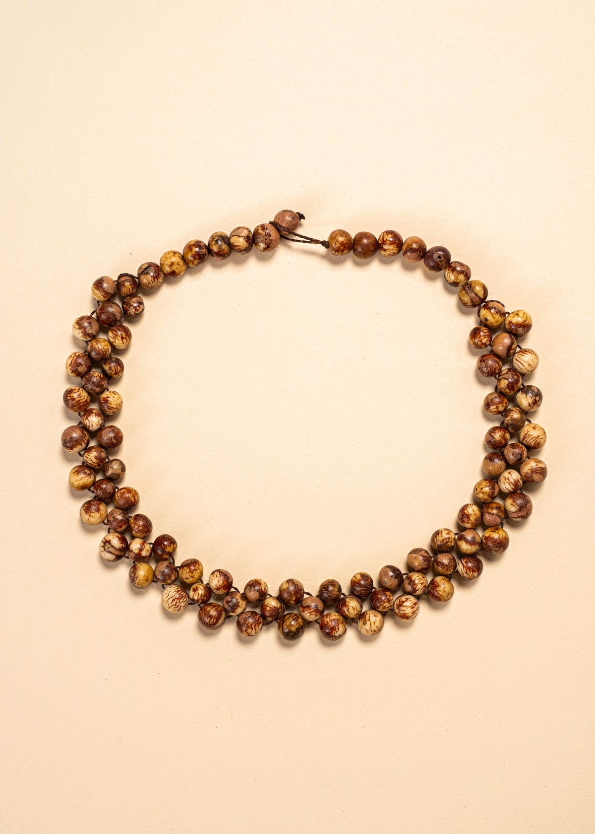 Os colares e gargantilhas indígenas de miçangas ou sementes são jóias feitas por mulheres, carregadas de força ancestral. Conheça as artes feitas à mão e confira a beleza do artesanato indígena. Confira os colares com desconto no nosso Bazar!