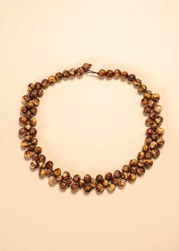 Os colares e gargantilhas indígenas de miçangas ou sementes são jóias feitas por mulheres, carregadas de força ancestral. Conheça as artes feitas à mão e confira a beleza do artesanato indígena. Confira os colares com desconto no nosso Bazar!