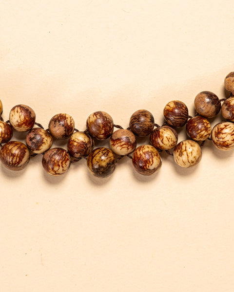 Os colares e gargantilhas indígenas de miçangas ou sementes são jóias feitas por mulheres, carregadas de força ancestral. Conheça as artes feitas à mão e confira a beleza do artesanato indígena. Confira os colares com desconto no nosso Bazar!