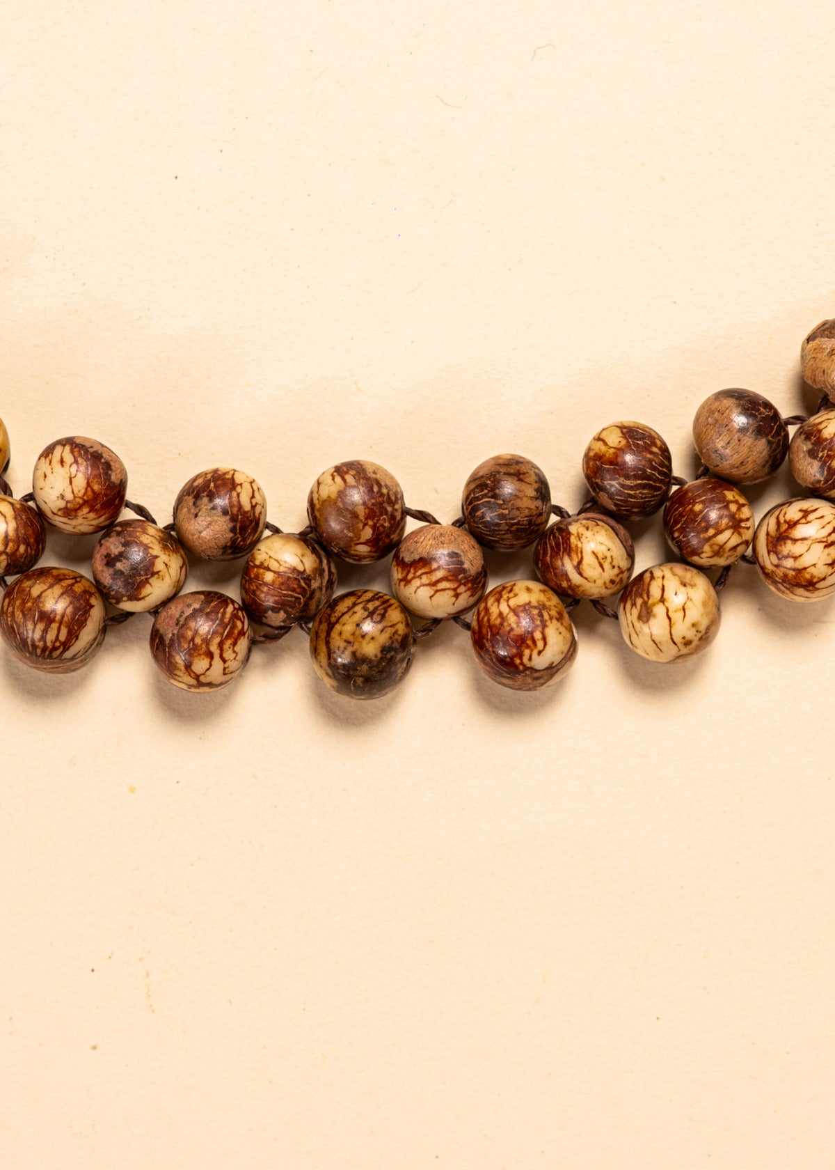 Os colares e gargantilhas indígenas de miçangas ou sementes são jóias feitas por mulheres, carregadas de força ancestral. Conheça as artes feitas à mão e confira a beleza do artesanato indígena. Confira os colares com desconto no nosso Bazar!