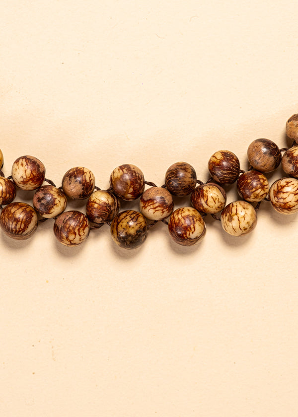 Os colares e gargantilhas indígenas de miçangas ou sementes são jóias feitas por mulheres, carregadas de força ancestral. Conheça as artes feitas à mão e confira a beleza do artesanato indígena. Confira os colares com desconto no nosso Bazar!