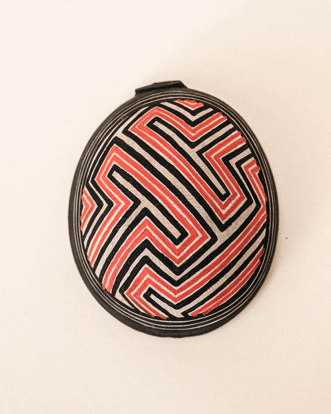 As cuias produzidas pelos povos indígenas são utensílios importantes no dia-a-dia: seja para carregar ou armazenar alimentos e servindo de colher ou copo, simbolizam a resistência e criatividade dos povos da floresta. Adquira o seu agora, garanta 6% de desconto no PIX