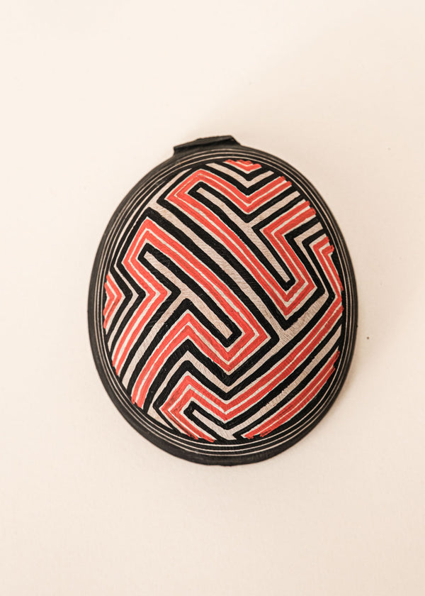 As cuias produzidas pelos povos indígenas são utensílios importantes no dia-a-dia: seja para carregar ou armazenar alimentos e servindo de colher ou copo, simbolizam a resistência e criatividade dos povos da floresta. Adquira o seu agora, garanta 6% de desconto no PIX