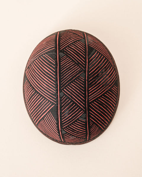 As cuias produzidas pelos povos indígenas são utensílios importantes no dia-a-dia: seja para carregar ou armazenar alimentos e servindo de colher ou copo, simbolizam a resistência e criatividade dos povos da floresta. Adquira o seu agora, garanta 6% de desconto no PIX