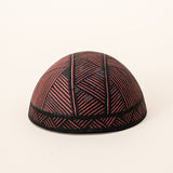 As cuias produzidas pelos povos indígenas são utensílios importantes no dia-a-dia: seja para carregar ou armazenar alimentos e servindo de colher ou copo, simbolizam a resistência e criatividade dos povos da floresta. Adquira o seu agora, garanta 6% de desconto no PIX