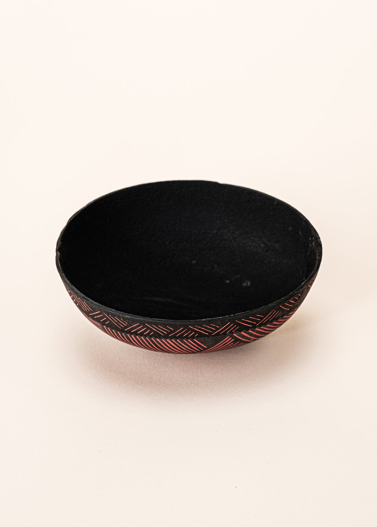 As cuias produzidas pelos povos indígenas são utensílios importantes no dia-a-dia: seja para carregar ou armazenar alimentos e servindo de colher ou copo, simbolizam a resistência e criatividade dos povos da floresta. Adquira o seu agora, garanta 6% de desconto no PIX