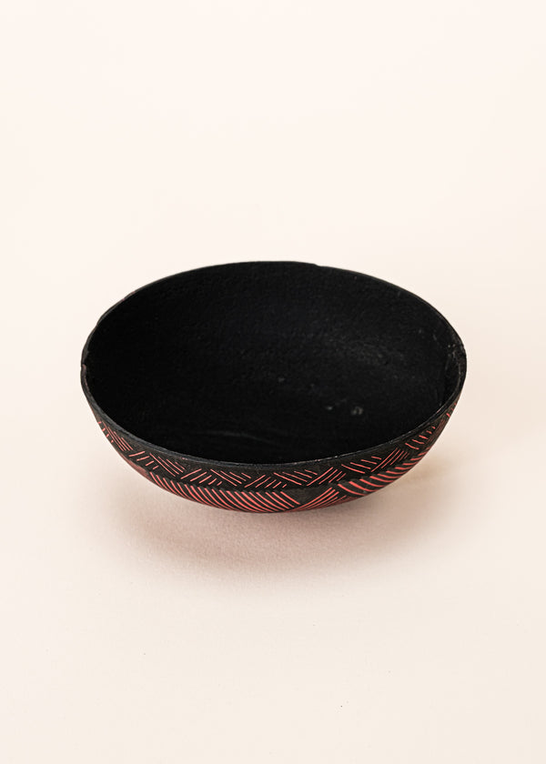 As cuias produzidas pelos povos indígenas são utensílios importantes no dia-a-dia: seja para carregar ou armazenar alimentos e servindo de colher ou copo, simbolizam a resistência e criatividade dos povos da floresta. Adquira o seu agora, garanta 6% de desconto no PIX