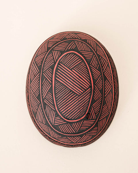 As cuias produzidas pelos povos indígenas são utensílios importantes no dia-a-dia: seja para carregar ou armazenar alimentos e servindo de colher ou copo, simbolizam a resistência e criatividade dos povos da floresta. Adquira o seu agora, garanta 6% de desconto no PIX