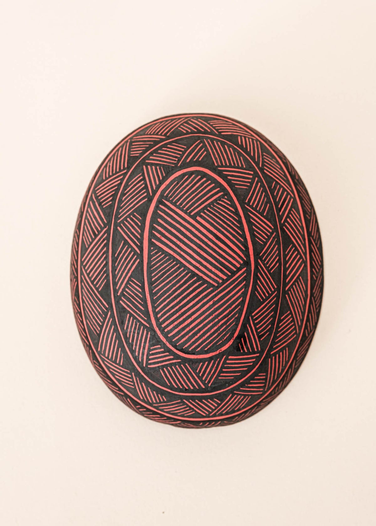 As cuias produzidas pelos povos indígenas são utensílios importantes no dia-a-dia: seja para carregar ou armazenar alimentos e servindo de colher ou copo, simbolizam a resistência e criatividade dos povos da floresta. Adquira o seu agora, garanta 6% de desconto no PIX