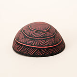 As cuias produzidas pelos povos indígenas são utensílios importantes no dia-a-dia: seja para carregar ou armazenar alimentos e servindo de colher ou copo, simbolizam a resistência e criatividade dos povos da floresta. Adquira o seu agora, garanta 6% de desconto no PIX