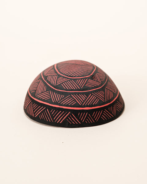 As cuias produzidas pelos povos indígenas são utensílios importantes no dia-a-dia: seja para carregar ou armazenar alimentos e servindo de colher ou copo, simbolizam a resistência e criatividade dos povos da floresta. Adquira o seu agora, garanta 6% de desconto no PIX