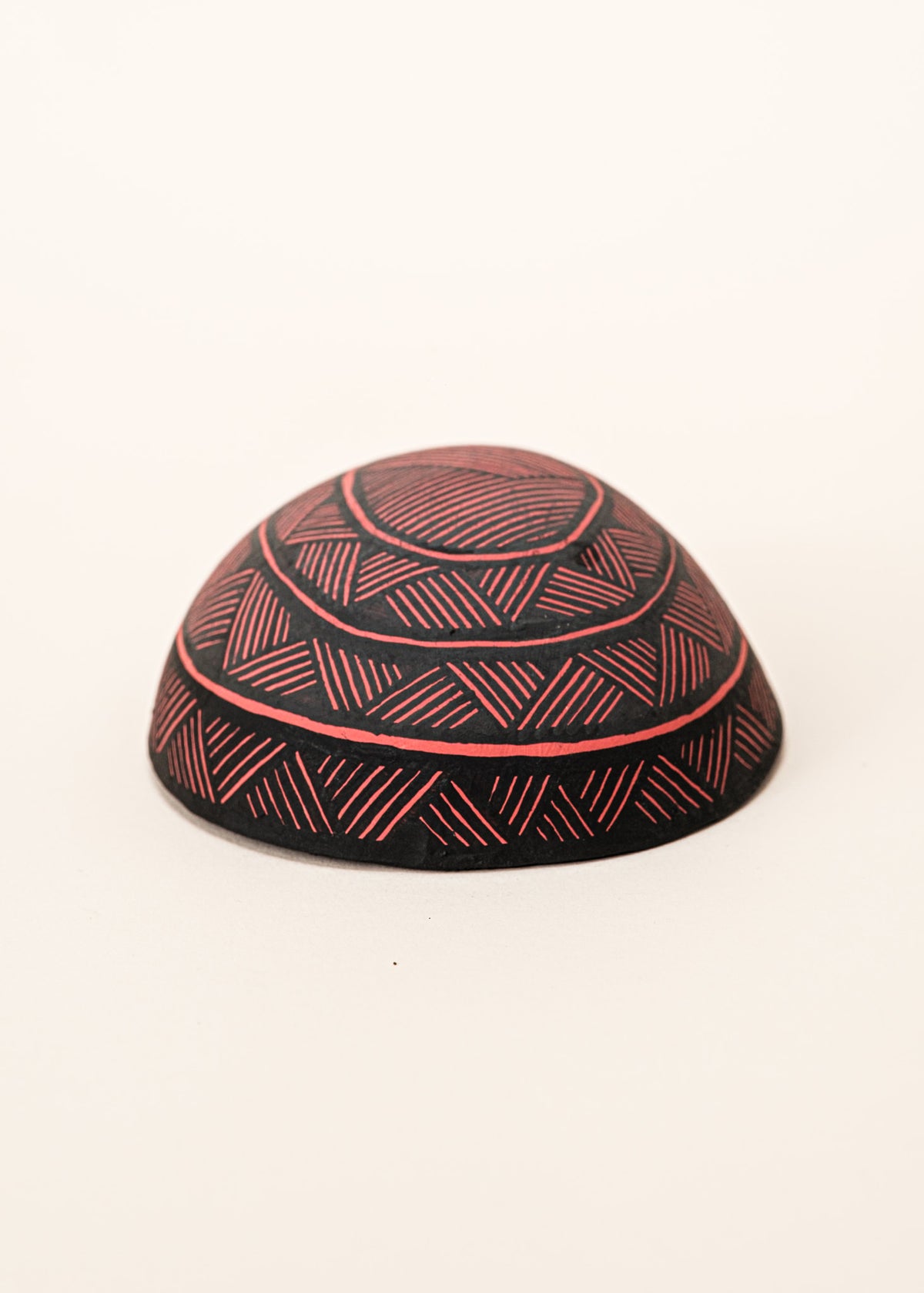 As cuias produzidas pelos povos indígenas são utensílios importantes no dia-a-dia: seja para carregar ou armazenar alimentos e servindo de colher ou copo, simbolizam a resistência e criatividade dos povos da floresta. Adquira o seu agora, garanta 6% de desconto no PIX