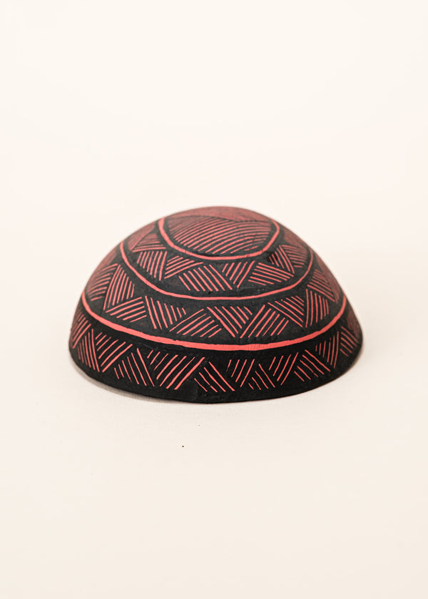 As cuias produzidas pelos povos indígenas são utensílios importantes no dia-a-dia: seja para carregar ou armazenar alimentos e servindo de colher ou copo, simbolizam a resistência e criatividade dos povos da floresta. Adquira o seu agora, garanta 6% de desconto no PIX