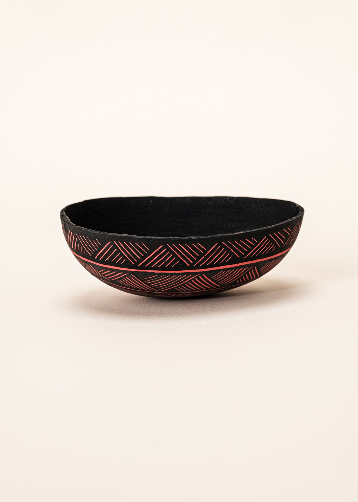 As cuias produzidas pelos povos indígenas são utensílios importantes no dia-a-dia: seja para carregar ou armazenar alimentos e servindo de colher ou copo, simbolizam a resistência e criatividade dos povos da floresta. Adquira o seu agora, garanta 6% de desconto no PIX