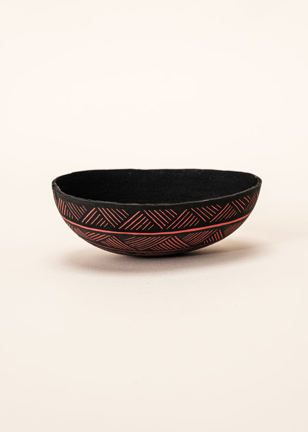 As cuias produzidas pelos povos indígenas são utensílios importantes no dia-a-dia: seja para carregar ou armazenar alimentos e servindo de colher ou copo, simbolizam a resistência e criatividade dos povos da floresta. Adquira o seu agora, garanta 6% de desconto no PIX