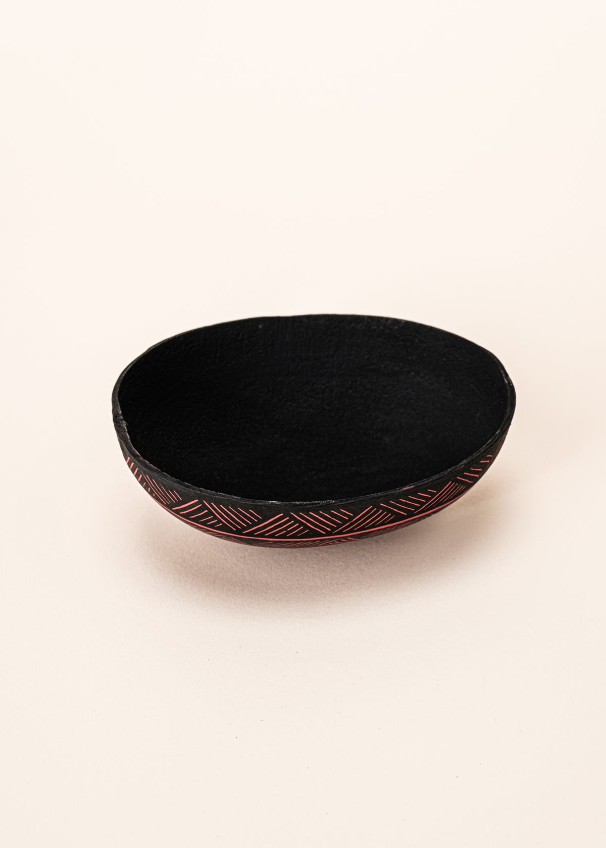 As cuias produzidas pelos povos indígenas são utensílios importantes no dia-a-dia: seja para carregar ou armazenar alimentos e servindo de colher ou copo, simbolizam a resistência e criatividade dos povos da floresta. Adquira o seu agora, garanta 6% de desconto no PIX