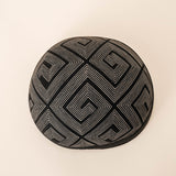 As cuias produzidas pelos povos indígenas são utensílios importantes no dia-a-dia: seja para carregar ou armazenar alimentos e servindo de colher ou copo, simbolizam a resistência e criatividade dos povos da floresta. Adquira o seu agora, garanta 6% de desconto no PIX