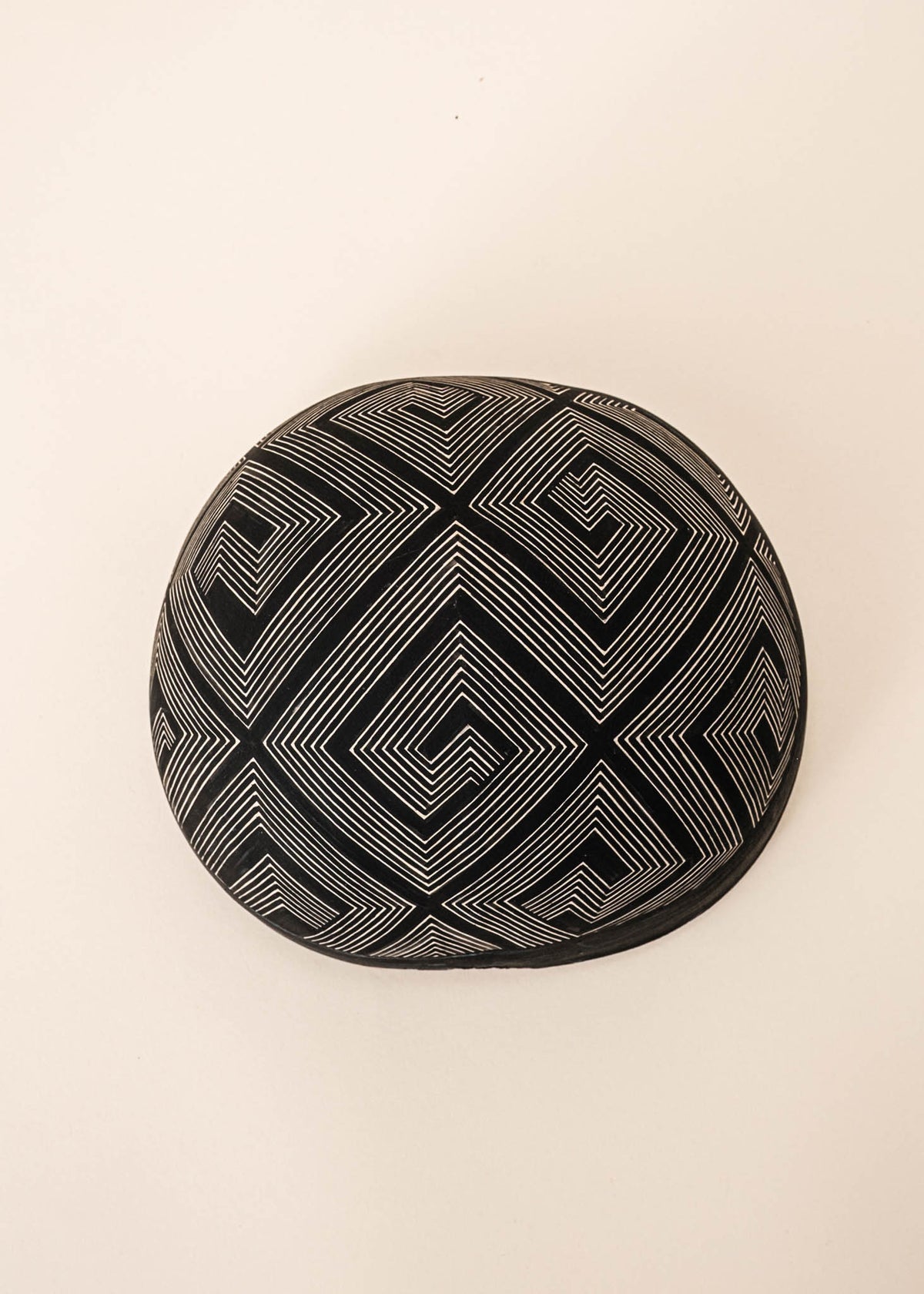 As cuias produzidas pelos povos indígenas são utensílios importantes no dia-a-dia: seja para carregar ou armazenar alimentos e servindo de colher ou copo, simbolizam a resistência e criatividade dos povos da floresta. Adquira o seu agora, garanta 6% de desconto no PIX