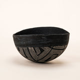 As cuias produzidas pelos povos indígenas são utensílios importantes no dia-a-dia: seja para carregar ou armazenar alimentos e servindo de colher ou copo, simbolizam a resistência e criatividade dos povos da floresta. Adquira o seu agora, garanta 6% de desconto no PIX