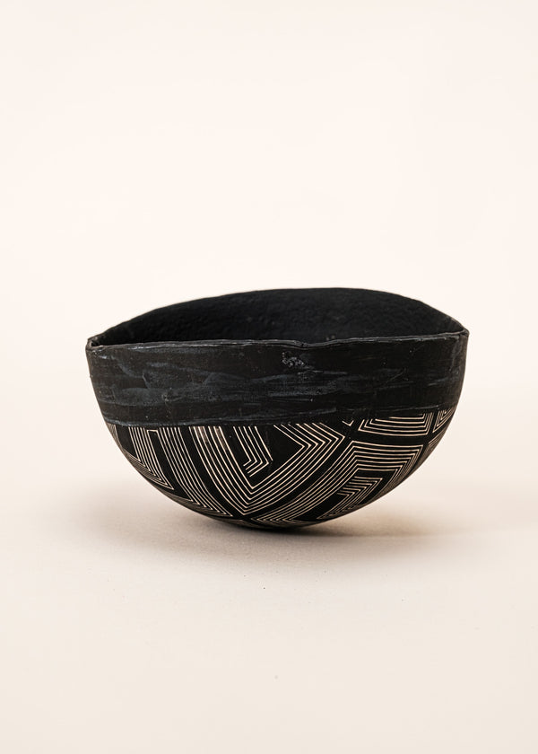 As cuias produzidas pelos povos indígenas são utensílios importantes no dia-a-dia: seja para carregar ou armazenar alimentos e servindo de colher ou copo, simbolizam a resistência e criatividade dos povos da floresta. Adquira o seu agora, garanta 6% de desconto no PIX