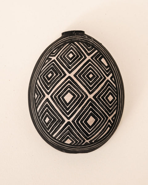 As cuias produzidas pelos povos indígenas são utensílios importantes no dia-a-dia: seja para carregar ou armazenar alimentos e servindo de colher ou copo, simbolizam a resistência e criatividade dos povos da floresta. Adquira o seu agora, garanta 6% de desconto no PIX