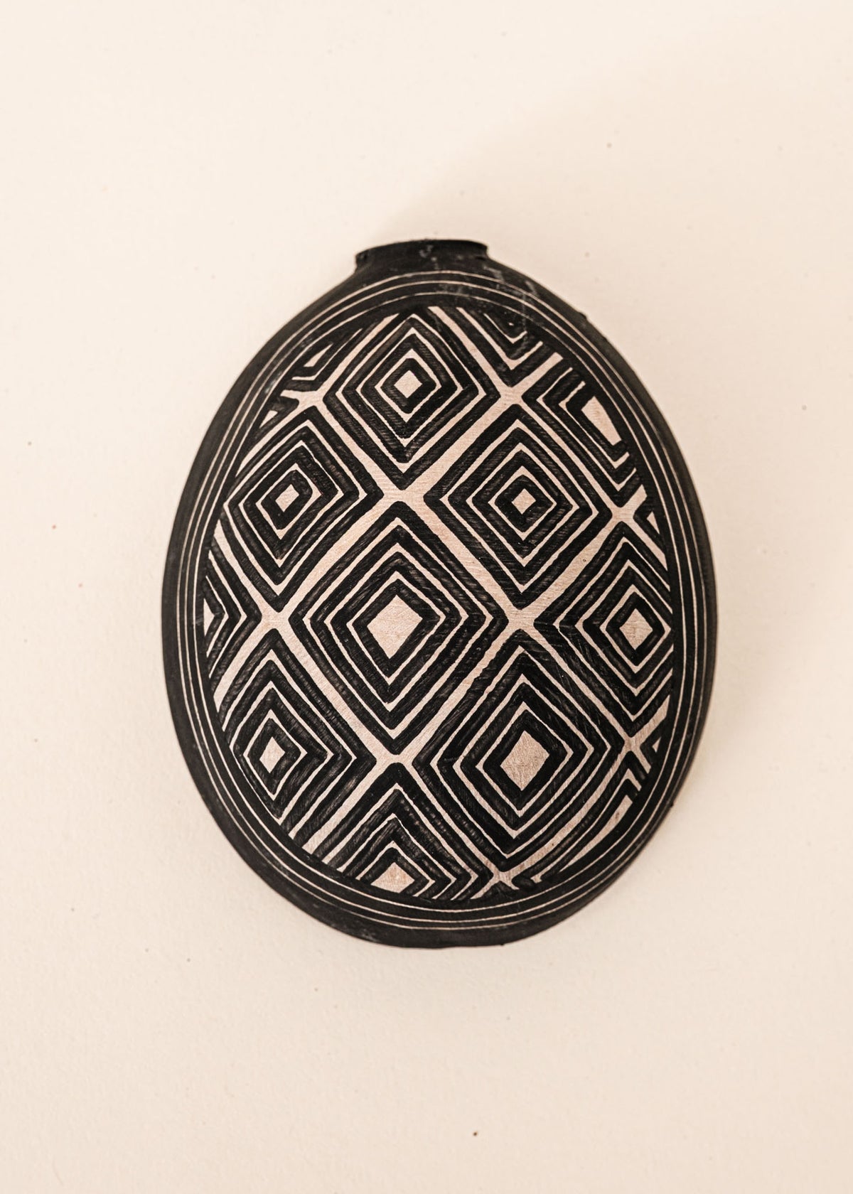 As cuias produzidas pelos povos indígenas são utensílios importantes no dia-a-dia: seja para carregar ou armazenar alimentos e servindo de colher ou copo, simbolizam a resistência e criatividade dos povos da floresta. Adquira o seu agora, garanta 6% de desconto no PIX