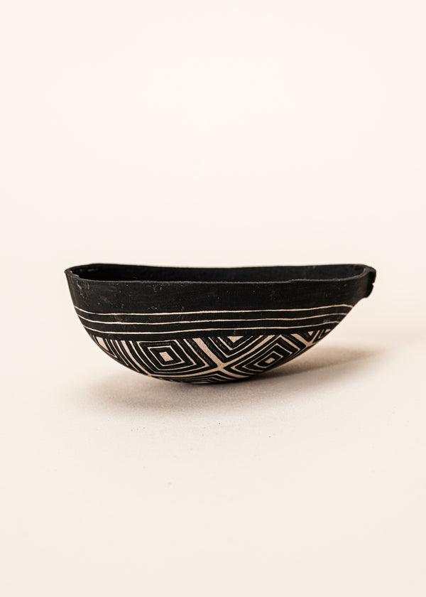 As cuias produzidas pelos povos indígenas são utensílios importantes no dia-a-dia: seja para carregar ou armazenar alimentos e servindo de colher ou copo, simbolizam a resistência e criatividade dos povos da floresta. Adquira o seu agora, garanta 6% de desconto no PIX