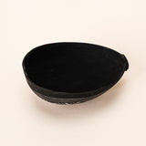 As cuias produzidas pelos povos indígenas são utensílios importantes no dia-a-dia: seja para carregar ou armazenar alimentos e servindo de colher ou copo, simbolizam a resistência e criatividade dos povos da floresta. Adquira o seu agora, garanta 6% de desconto no PIX